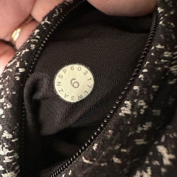Lululemon Extra Mile Long Sleeve Athletic Running Top Black White Size 6 - Picture 7 of 11